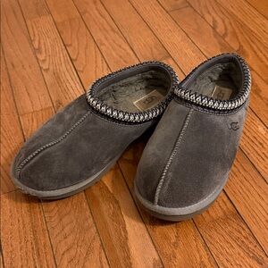 Ugg Tasman size 8 in gray
